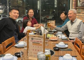Mẹ bỉm biết ơn lẫn tự hào vì được ăn cơm cữ bố chồng tự tay vào bếp, đơn giản mà đầy ắp yêu thương