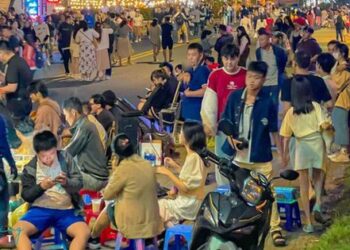 Đà Lạt mát lạnh sau mưa, du khách lôi áo khoác ra mặc còn dân mạng khắp nơi thi nhau “xin vía”