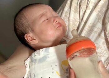 Biểu cảm “chê” sữa của em bé khiến hội mẹ bỉm phì cười, đang bực vì con lười ăn cũng phải mềm lòng