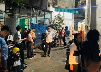 Nửa đêm, khách vẫn đi mua nhà