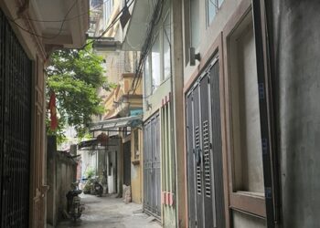 Tối chủ vừa chốt bán căn nhà sâu trong ngõ, nửa đêm đã có khách đến đặt cọc