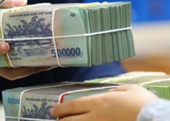 Tiền gửi vào ngân hàng năm 2023 cao kỷ lục bất chấp lãi suất giảm