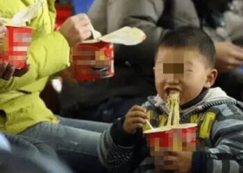 Con ăn mì tôm trên tàu bị hành khách xúm vào mắng nhiếc, ông bố hỏi lại một câu khiến tất cả im bặt