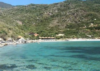 Phát hiện bãi biển ít lên quảng cáo chỉ cách Nha Trang 60km, mệnh danh là “thủ phủ” của loạt resort 5 sao