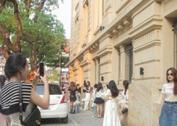 Giới trẻ xếp hàng dài check in bức tường đậm chất Thượng Hải trên phố Lò Sũ