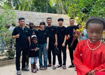 Lôi Con đi “xuyên Việt” khiến nhiều người trầm trồ: Mặc áo dài rực rỡ ở Huế, đến đâu cũng được “săn đón”