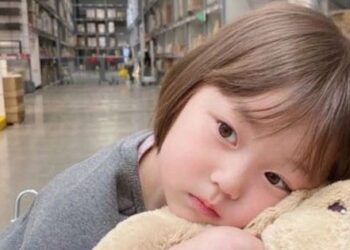 Mẹ bỉm hoảng hốt hỏi dân mạng: “Con mình hiểu mọi thứ nhưng không chịu nói chuyện”, nghe lý do liền bình tĩnh lại ngay