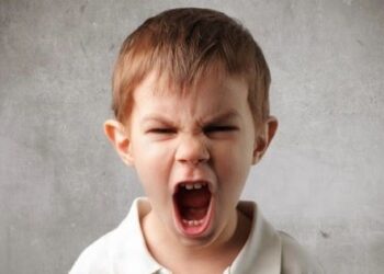 Cách hay giúp con “hạ nhiệt” cơn cáu giận, ăn vạ