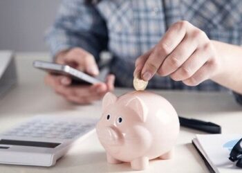 Có 50 triệu đồng, nên gửi tiết kiệm hay đầu tư?