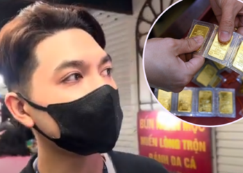 Giá vàng miếng SJC cao kỷ lục, người dân mua bán trao tay ngay ngoài cửa tiệm vàng
