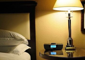 Dù giường lớn hay nhỏ, đừng nên đặt 4 đồ vật này ở đầu giường: Thứ đầu tiên đã rất nhiều người chủ quan