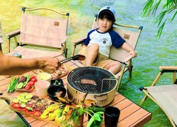 Trốn nắng Hà Nội, gia đình nhỏ có chuyến picnic cực “chill”, trải nghiệm ăn đồ nướng ngay trên dòng suối mát