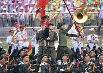 Em bé tượng đài Điện Biên được cưng nhất tỏa sáng giữa rừng cờ hoa và chiến sĩ ”bức hình nói lên ngàn thông điệp”