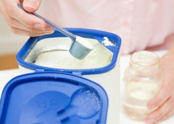Bà dùng rượu pha sữa, cháu trai 4 tháng tuổi hôn mê
