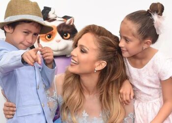 Jennifer Lopez tiết lộ bí quyết nuôi dạy con sinh đôi