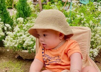 Chuyến du lịch biển đầu đời đầy mới lạ của em bé 6 tháng tuổi bị “dị ứng nửa thế giới”