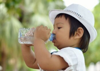 Ngày hè nắng nóng, trẻ uống nước bao nhiêu là đủ?