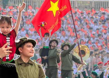 Em bé được cưng nhất lễ kỷ niệm chiến thắng Điện Biên Phủ: “Con được chọn ngẫu nhiên, dậy từ 5h30 sáng để tập luyện”