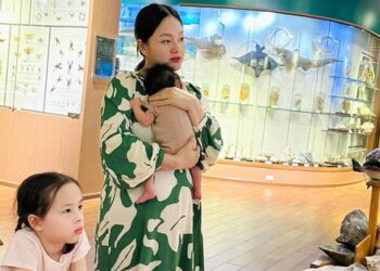 Nữ diễn viên VTV được hội mẹ bỉm khen hết lời vì chịu khó bế ẵm, ôm ấp con chứ ít khi dùng xe đẩy