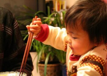 Trẻ dùng đũa sớm rất có lợi cho sự phát triển trí não: Đâu mới là độ tuổi phù hợp nhất?