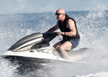 Jeff Bezos tiết lộ lý do được mệnh danh là ‘quái vật phòng tập’, bật mí thực đơn ‘vàng’ giúp cơ thể săn chắc ở tuổi 60