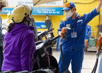 Giá xăng giảm mạnh gần 1.500 đồng/lít