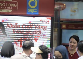 Giá vàng điên cuồng: Mua bán khổ như thời bao cấp, có người bế con nhỏ xếp hàng cả trưa