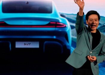 CEO Xiaomi Lôi Quân nói “thất vọng” về các hãng ô tô Trung Quốc: “Ngành công nghiệp ô tô đang quá rập khuôn!”