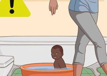 Mẹ bắt ngâm nước để hạ sốt mà không trông nom, em bé chết đuối trong bồn tắm