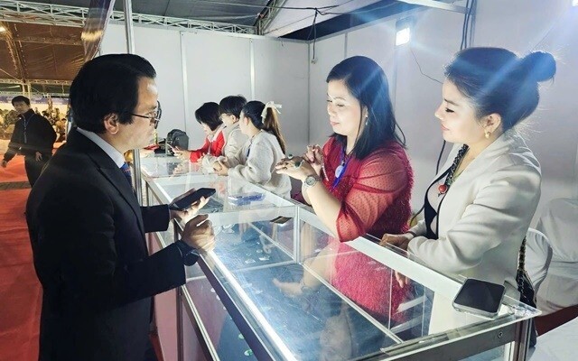 Ảnh tư liệu hoạt động giới thiệu trang sức tại hội chợ.