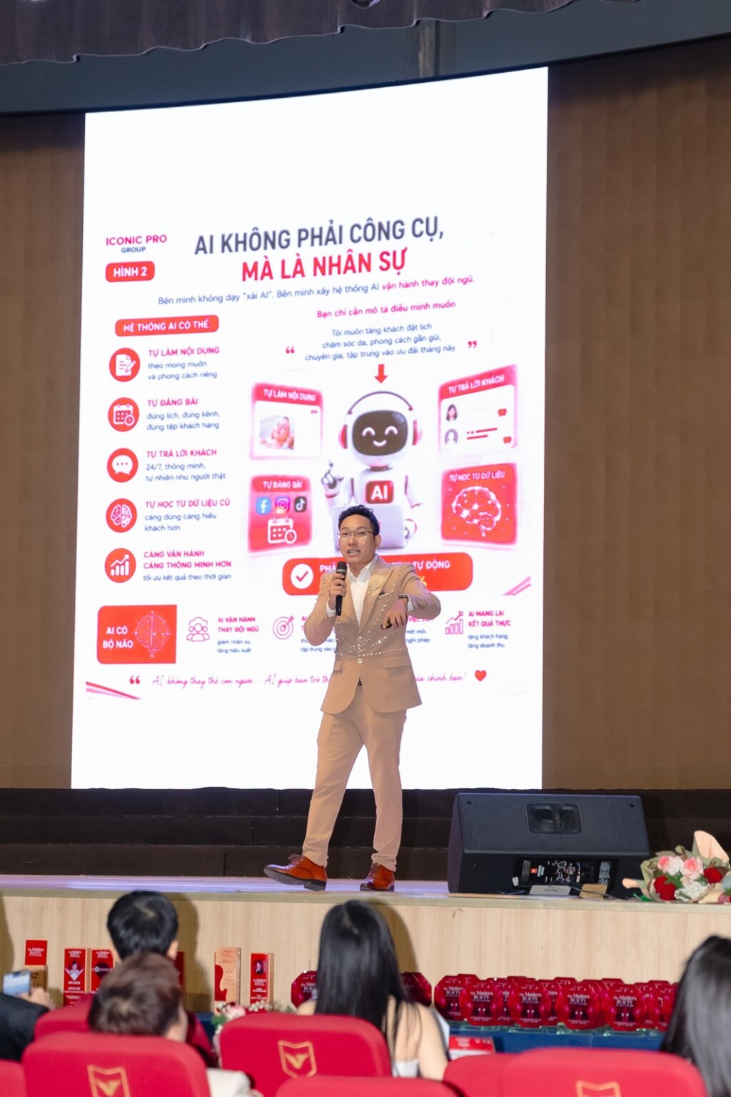 Phạm Văn Thanh trao đổi cùng người tham dự The Masters Beauty of Vietnam 2026.