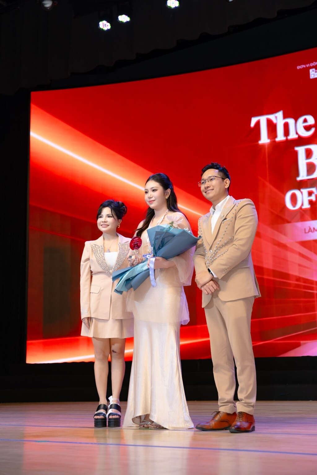 Kiều Nguyễn (trái) và Phạm Văn Thanh (phải) trong hoạt động giao lưu tại The Masters Beauty of Vietnam 2026.