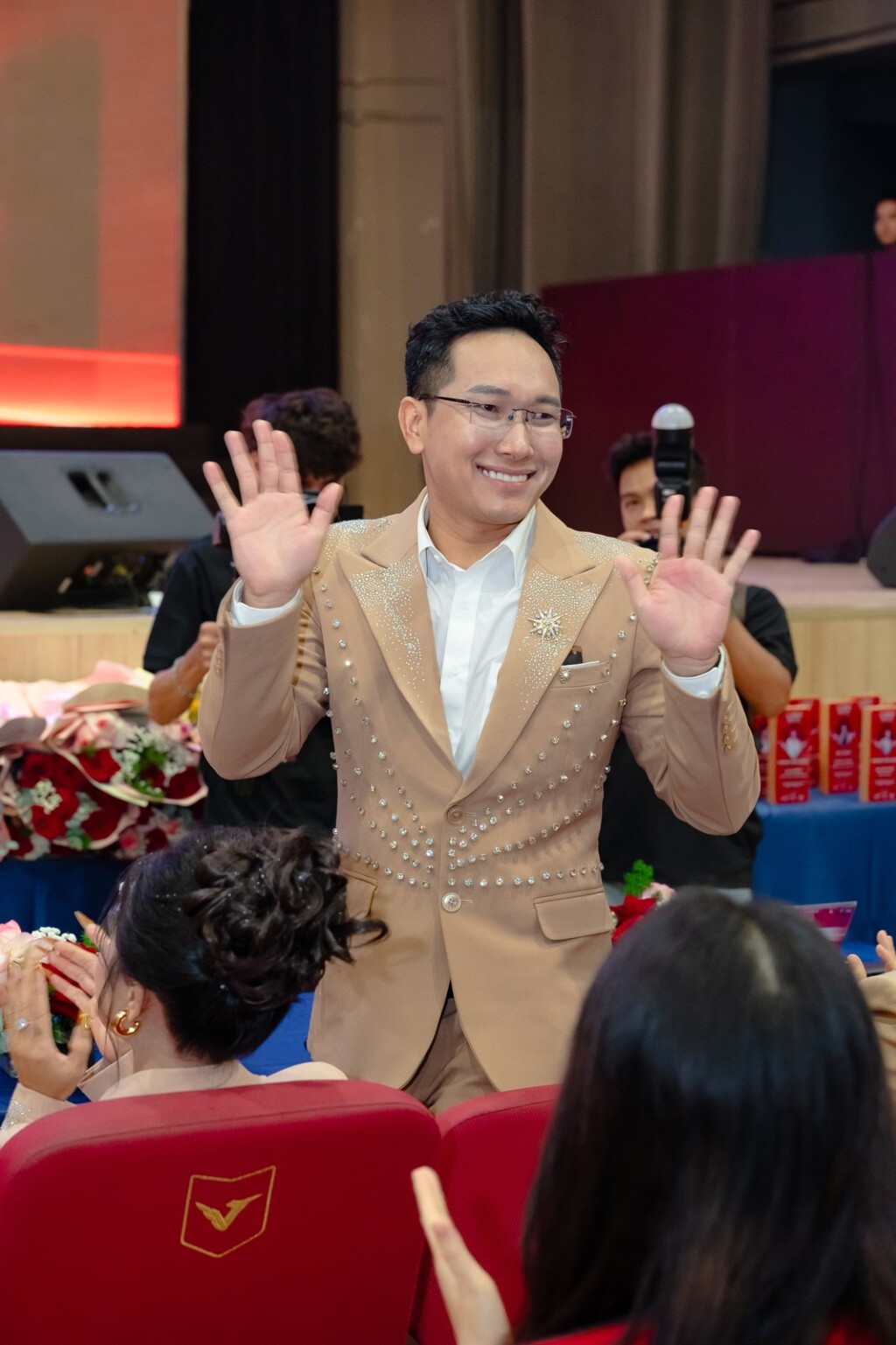 Phạm Văn Thanh tương tác với người tham dự chương trình.