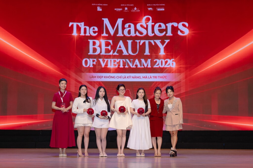 Kiều Nguyễn cùng những người tham dự trên sân khấu The Masters Beauty of Vietnam 2026.