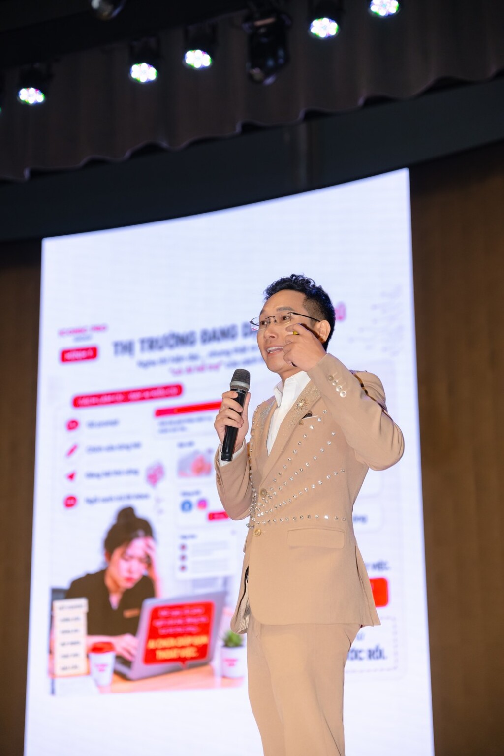 Ảnh tư liệu: Chuyên gia Phạm Văn Thanh trong phần chia sẻ tại The Masters Beauty of Vietnam 2026.