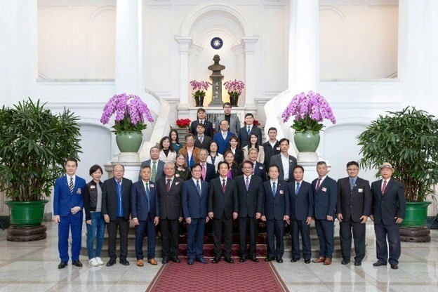 Ảnh lưu niệm trong hoạt động giao lưu được Dân chủ và Pháp luật đăng tải.